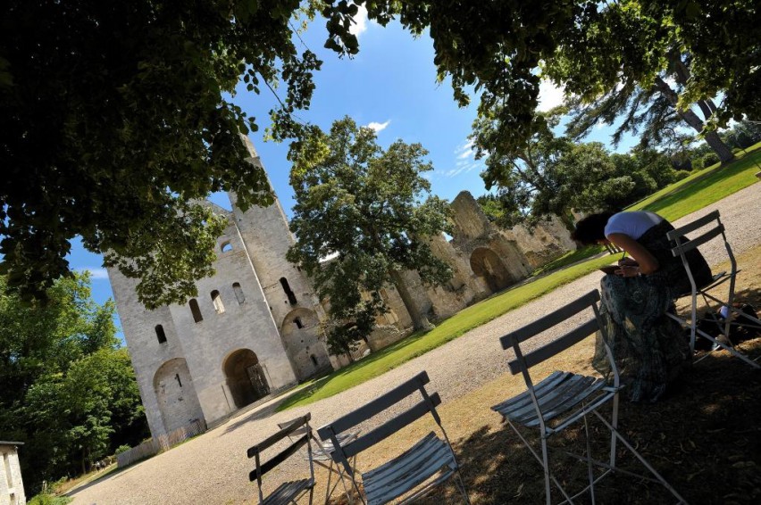 Abbaye de Jumièges proche du camping de la Forêt de Jumièges, camping 4 étoiles, hôtellerie de plein air avec piscine couverte, location chalets et mobil home en Seine Maritime, proche de Rouen