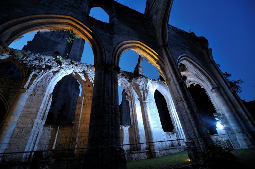 Abbaye de Jumièges proche du camping de la Forêt de Jumièges, camping 4 étoiles, hôtellerie de plein air avec piscine couverte, location chalets et mobil home en Seine Maritime, proche de Rouen