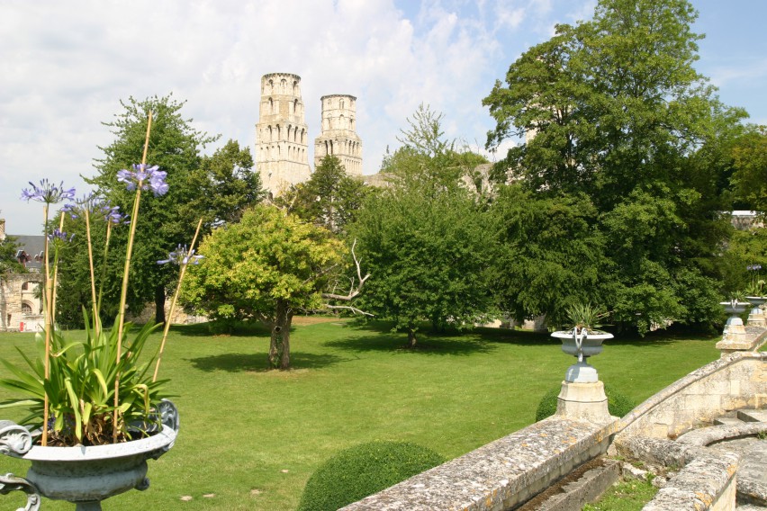 Abbaye de Jumièges proche du camping de la Forêt de Jumièges, camping 4 étoiles, hôtellerie de plein air avec piscine couverte, location chalets et mobil home en Seine Maritime, proche de Rouen