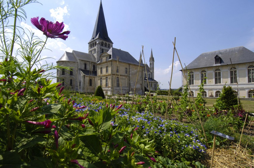 Route des abbayes normandes proche du Camping de la Forêt de Jumièges, camping 4 étoiles, hôtellerie de plein air avec piscine couverte, location chalets et mobil home en Seine Maritime, proche de Rouen
