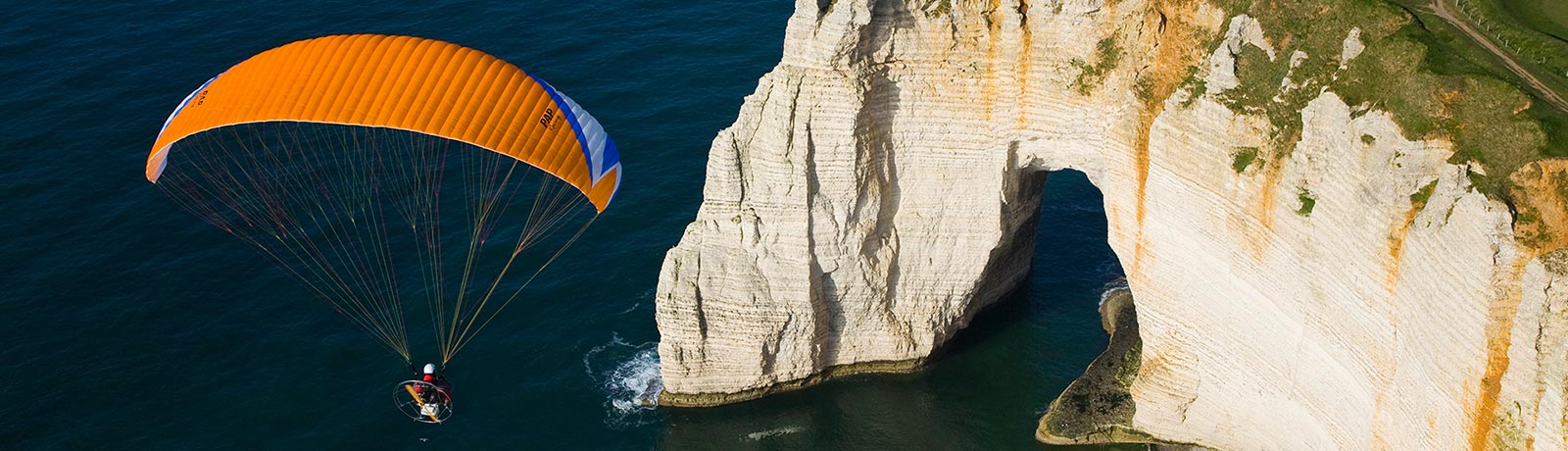 Les falaises d'Etretat proche du camping de la Forêt de Jumièges, camping 4 étoiles, hôtellerie de plein air avec piscine couverte, location chalets et mobil home en Seine Maritime, proche de Rouen