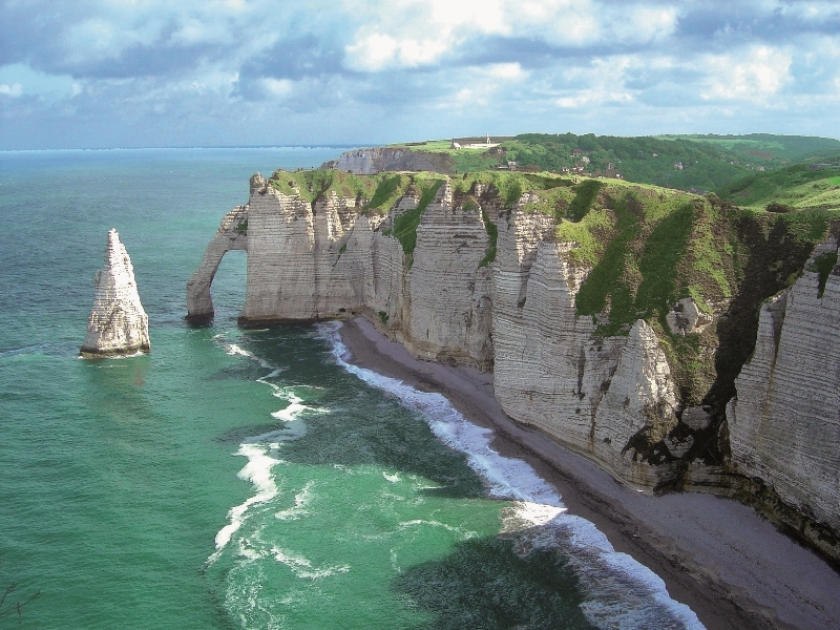 Plage d'Etretat proche du camping de la Forêt de Jumièges, camping 4 étoiles, hôtellerie de plein air avec piscine couverte, location chalets et mobil home en Seine Maritime, proche de Rouen