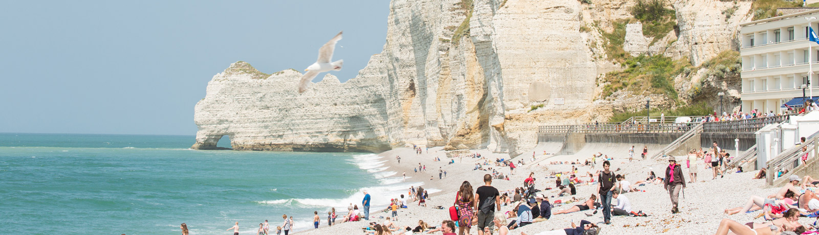 Plage d'Etretat proche du camping de la Forêt de Jumièges, camping 4 étoiles, hôtellerie de plein air avec piscine couverte, location chalets et mobil home en Seine Maritime, proche de Rouen