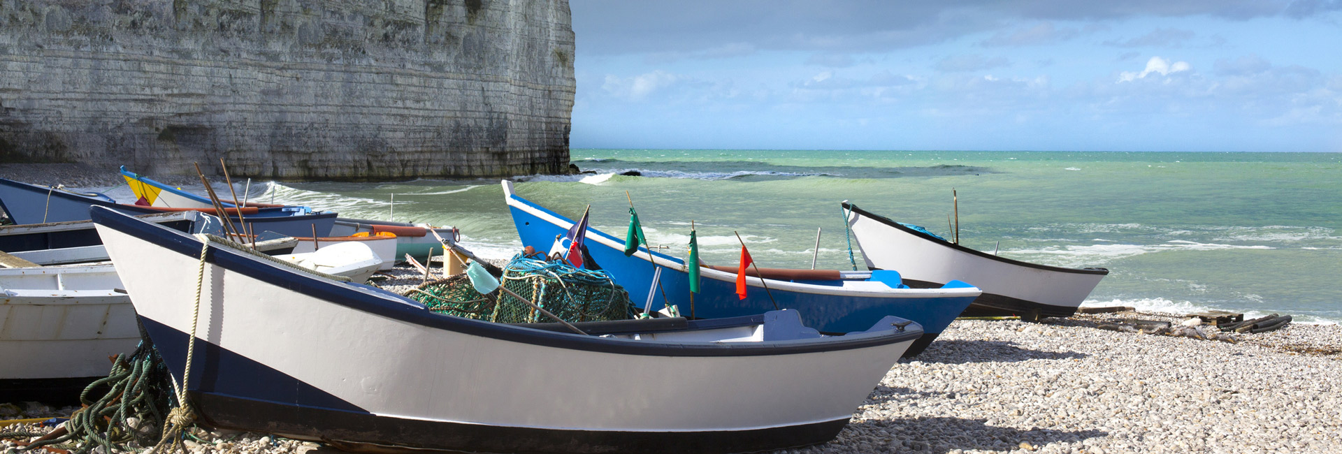 Plage d'Etretat proche du camping de la Forêt de Jumièges, camping 4 étoiles, hôtellerie de plein air avec piscine couverte, location chalets et mobil home en Seine Maritime, proche de Rouen