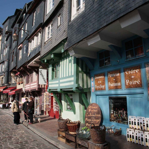 Honfleur, cité des artistes proche du camping de la Forêt de Jumièges, camping 4 étoiles, hôtellerie de plein air avec piscine couverte, location chalets et mobil home en Seine Maritime, proche de Rouen