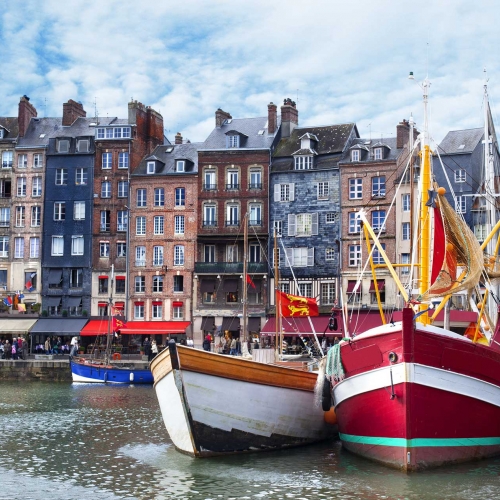Honfleur, cité des artistes proche du camping de la Forêt de Jumièges, camping 4 étoiles, hôtellerie de plein air avec piscine couverte, location chalets et mobil home en Seine Maritime, proche de Rouen