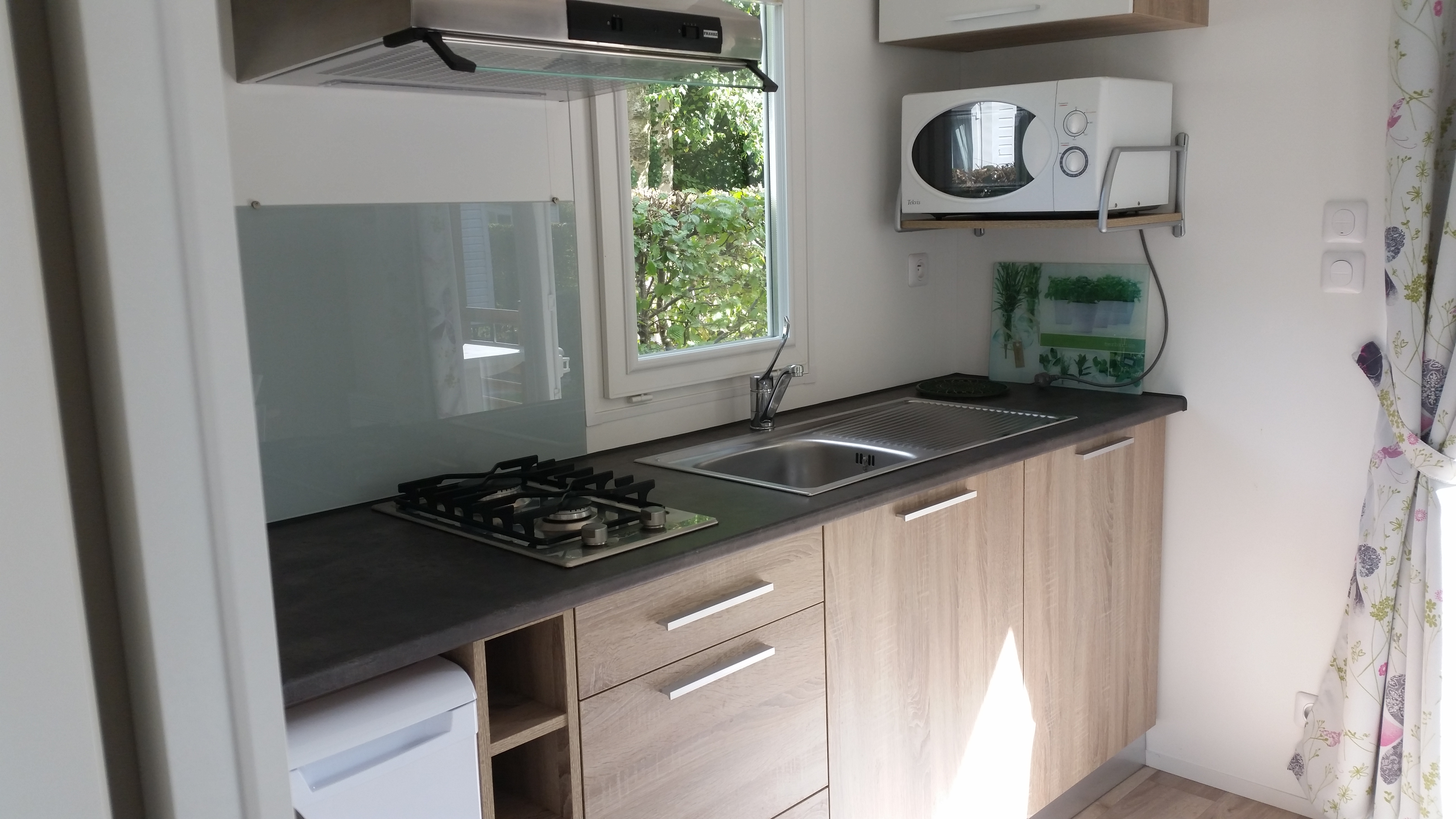 Cuisine mobil home corsaire au camping de la Forêt à Jumièges près de Rouen