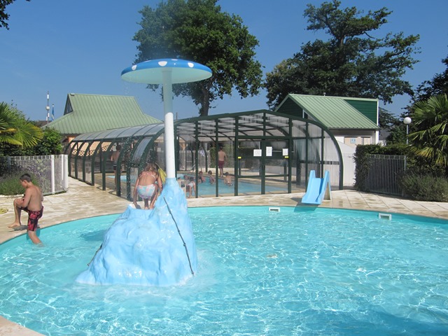 Piscine et pataugeoire chauffées - camping de la Forêt de Jumièges, camping 4 étoiles, hôtellerie de plein air avec piscine couverte en Seine Maritime, proche de Rouen