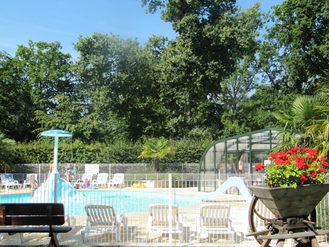 Piscine et pataugeoire chauffées - camping de la Forêt de Jumièges, camping 4 étoiles, hôtellerie de plein air avec piscine couverte en Seine Maritime, proche de Rouen