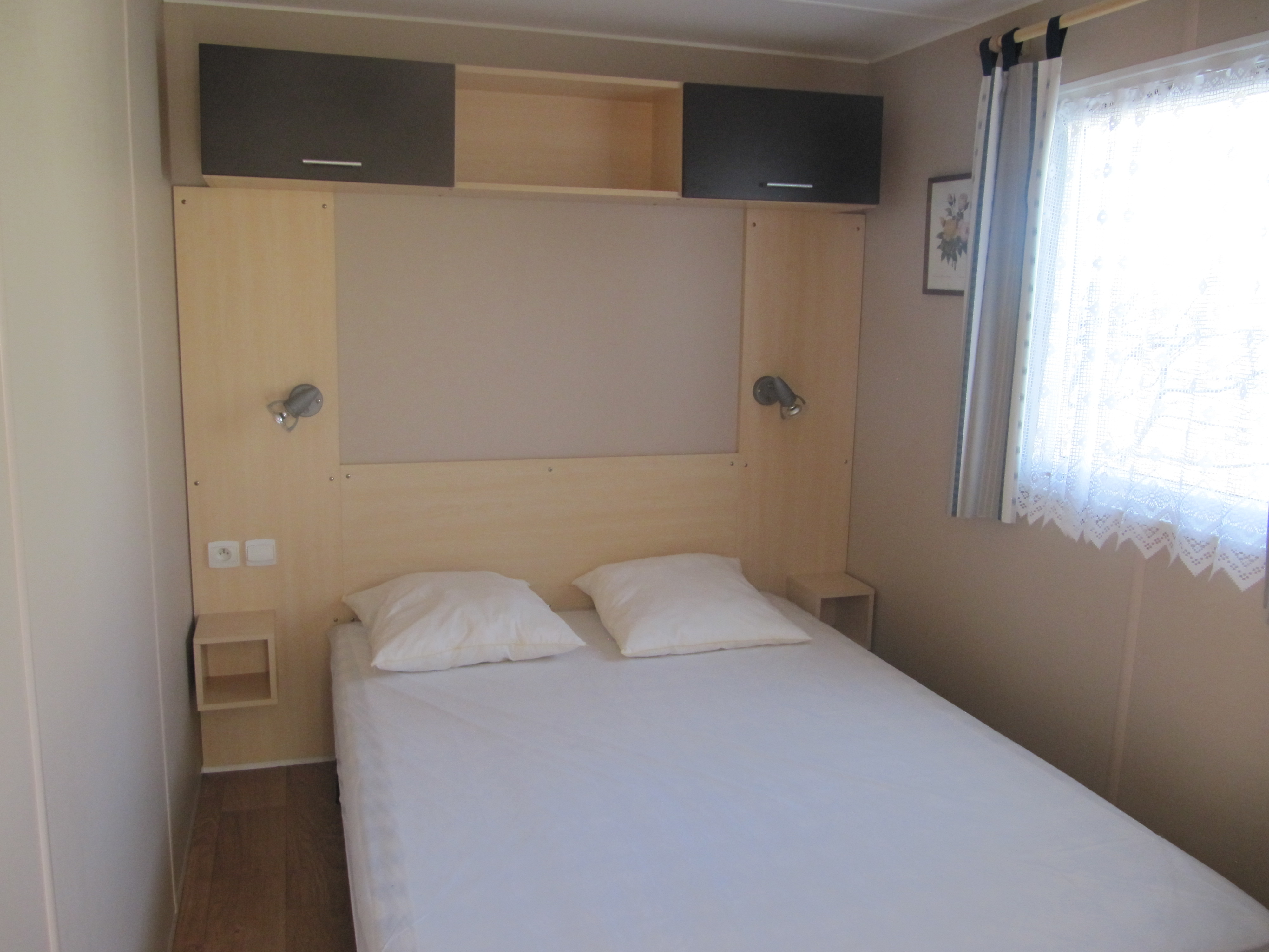 Chambre principale mobil home Bambou